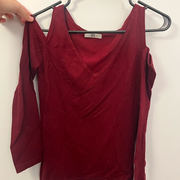 Off the shoulder wine red top - Picture 2 of 2